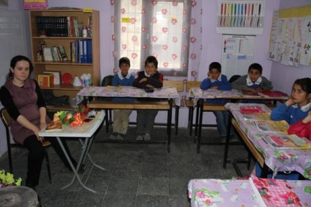 Öğretmen çift, depremzedelere acılarını unutturdu