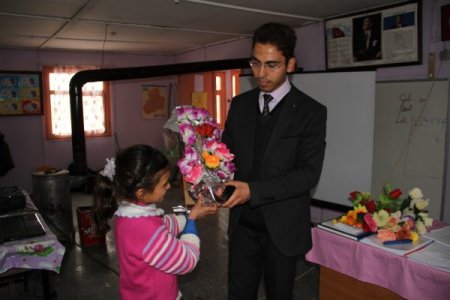 Öğretmen çift, depremzedelere acılarını unutturdu