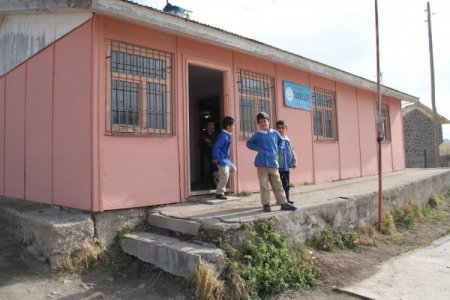 Öğretmen çift, depremzedelere acılarını unutturdu