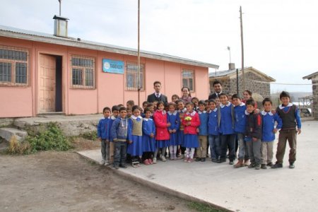 Öğretmen çift, depremzedelere acılarını unutturdu