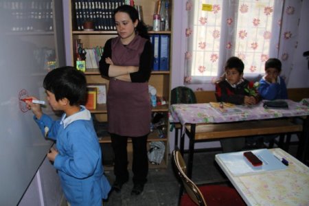 Öğretmen çift, depremzedelere acılarını unutturdu