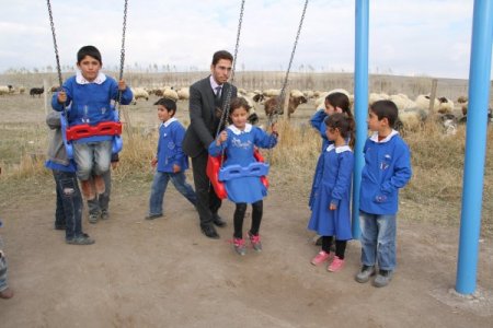 Öğretmen çift, depremzedelere acılarını unutturdu