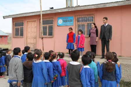 Öğretmen çift, depremzedelere acılarını unutturdu