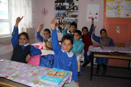 Öğretmen çift, depremzedelere acılarını unutturdu