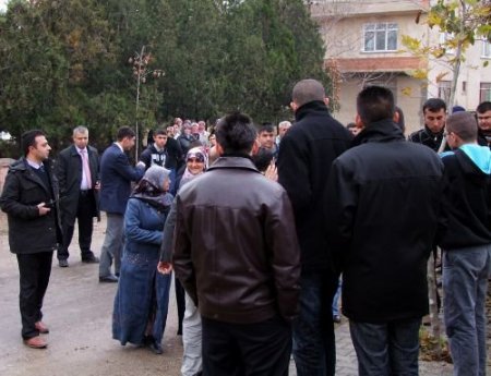 Öğretmen Döven Öğrenciler Okuldan Süresiz Uzaklaştırıldı