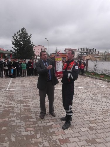 Öğretmen ve öğrencilere afet ve acil durum semineri verildi