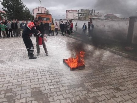 Öğretmen ve öğrencilere afet ve acil durum semineri verildi