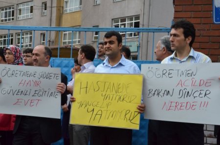 Öğretmenler, Meslektaşlarına Şiddeti Protesto Etti