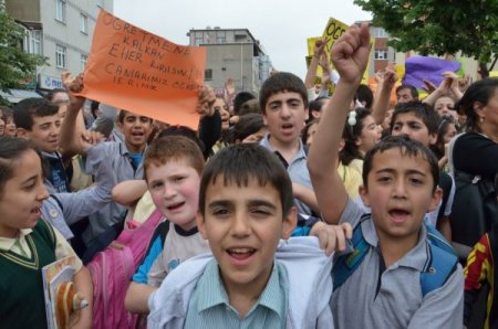 Öğretmenler, Meslektaşlarına Şiddeti Protesto Etti