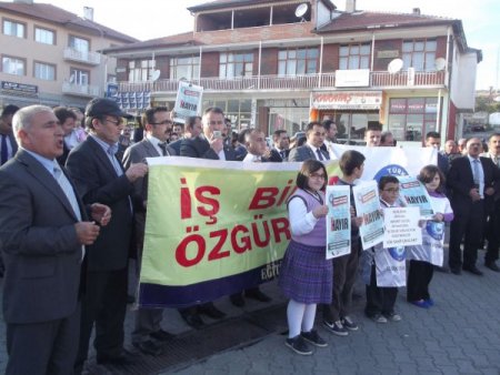Öğretmenler, meslektaşlarına şiddeti protesto etti