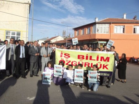 Öğretmenler, meslektaşlarına şiddeti protesto etti
