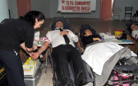 Öğretmenler, öğrencilerine iyilik yapmayı kan bağışıyla gösterdi
