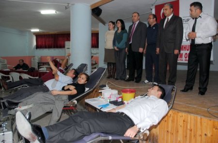 Öğretmenler, öğrencilerine iyilik yapmayı kan bağışıyla gösterdi