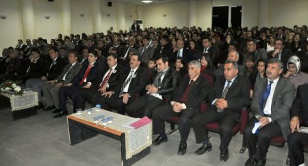 Öğretmenler, Van'da hayatını kaybeden meslektaşlarını unutmadı