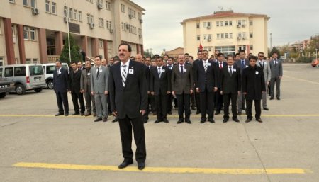 Öğretmenler, Van'da hayatını kaybeden meslektaşlarını unutmadı