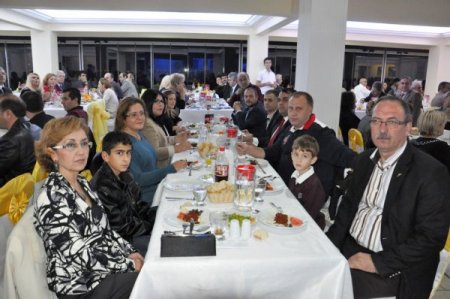 Öğretmenler Akçay Belediyesi'nin yemeğinde biraraya geldi