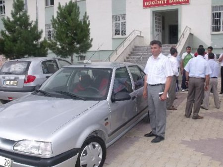 Öğretmenler Arabası Kundaklanan Müdüre Sıfır Kilometre Araba Hediye Etti