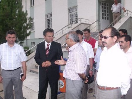 Öğretmenler Arabası Kundaklanan Müdüre Sıfır Kilometre Araba Hediye Etti