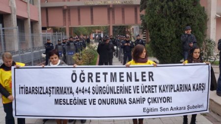 Öğretmenler kimliklerini bakanlık bahçesine attı