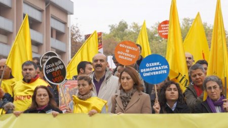 Öğretmenler kimliklerini bakanlık bahçesine attı