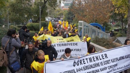 Öğretmenler kimliklerini bakanlık bahçesine attı