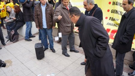 Öğretmenler kimliklerini bakanlık bahçesine attı