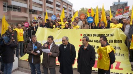 Öğretmenler kimliklerini bakanlık bahçesine attı