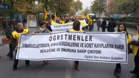 Öğretmenler kimliklerini bakanlık bahçesine attı