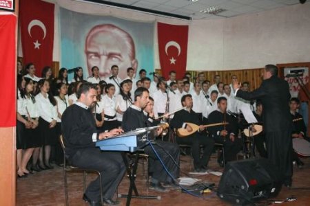 Öğretmenler Korosu Ayakta Alkışlandı