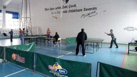 Öğretmenler masa tenisinde turnuvasında yarıştı