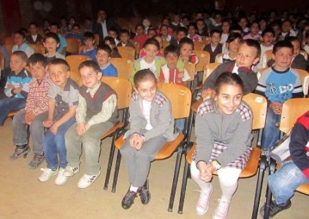 Öğretmenler oynadı, öğrenciler alkışladı