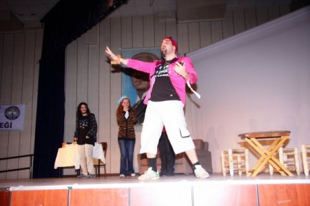 Öğretmenler tiyatroda stres attı