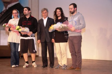 Öğretmenler tiyatroda stres attı