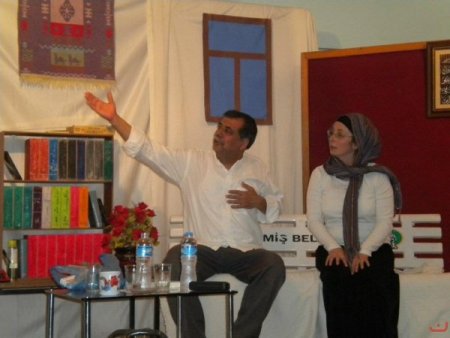 Öğretmenler Tiyatrosu 'Çiçekler Açarken' oyununu sahneledi