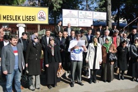 Öğretmenler yılın ilk mesai günü eylem yaptı