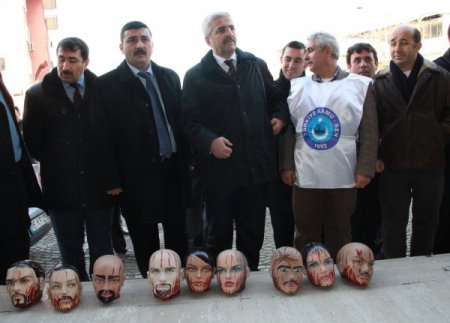 Öğretmenlerden Milli Eğitim Müdürlüğü önünde kanlı kelle eylemi