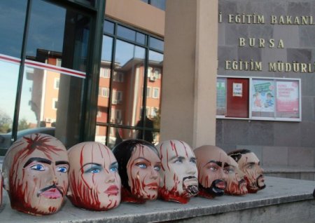 Öğretmenlerden Milli Eğitim Müdürlüğü önünde kanlı kelle eylemi