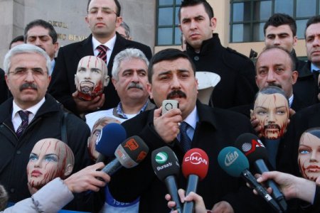 Öğretmenlerden Milli Eğitim Müdürlüğü önünde kanlı kelle eylemi