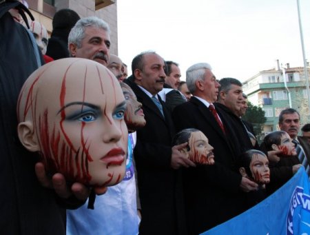 Öğretmenlerden Milli Eğitim Müdürlüğü önünde kanlı kelle eylemi