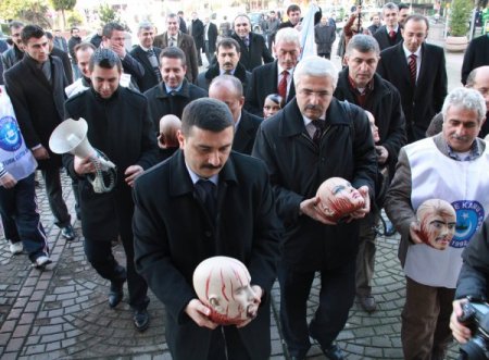 Öğretmenlerden Milli Eğitim Müdürlüğü önünde kanlı kelle eylemi