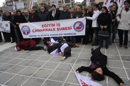 Öğretmenlerden tiyatrolu eylem