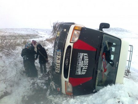 Öğretmenleri taşıyan minibüs takla attı, 12 kişi yaralandı