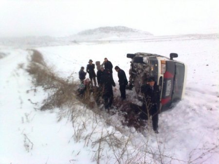 Öğretmenleri taşıyan minibüs takla attı, 12 kişi yaralandı