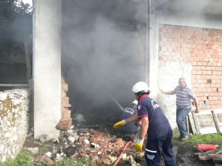 Oksijen kaynağı ile kesilen kalorifer kazanı yangına neden oldu