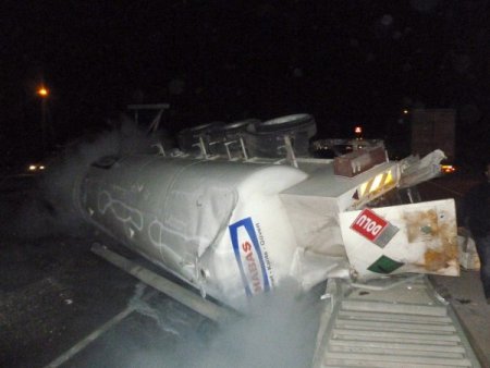 Oksijen yüklü tanker devrildi: 1 yaralı
