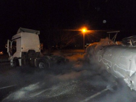 Oksijen yüklü tanker devrildi: 1 yaralı