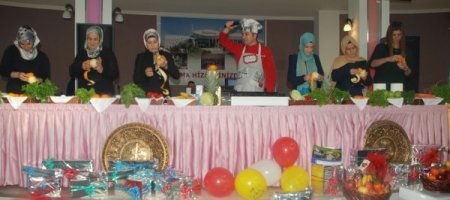 Oktay Usta Rizeli bayanlara yemek tariflerini verdi