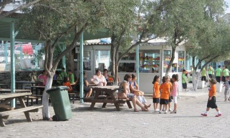 Okul aile birliği, kira ödemeyen kantinciyi pankartla protesto etti