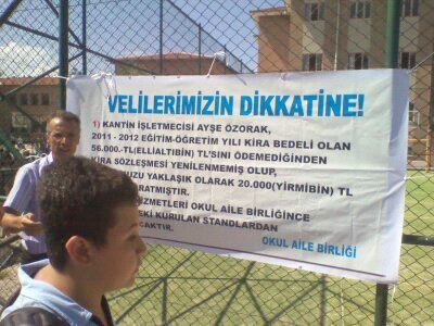 Okul aile birliği, kira ödemeyen kantinciyi pankartla protesto etti