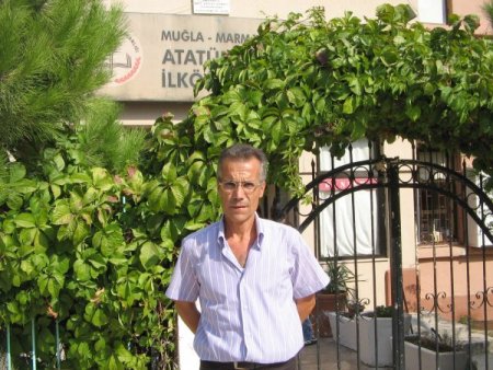 Okul aile birliği, kira ödemeyen kantinciyi pankartla protesto etti